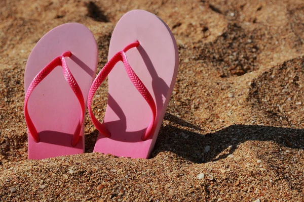 Rosafärgade flip-flops — Stockfoto