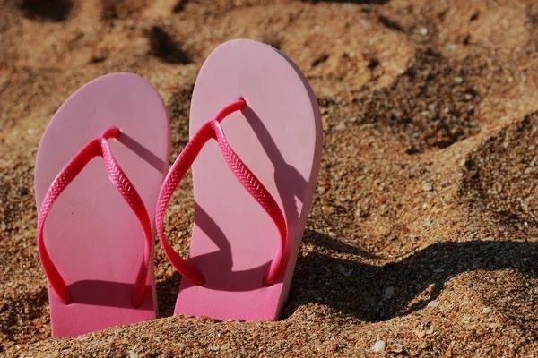 Rosafärgade flip-flops — Stockfoto