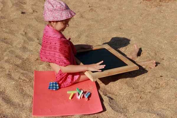 Criança desenhando na praia — Fotografia de Stock