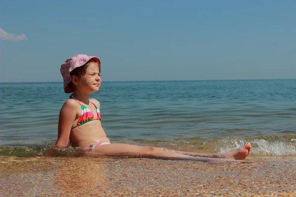 Gülümseyen Küçük Kızla Sahilde Yaz Güneşli Bir Günde Oturan Bir — Stok fotoğraf