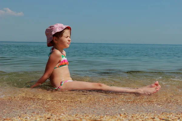 Kleines Mädchen über dem schwarzen Meer — Stockfoto