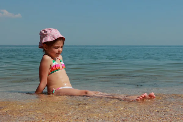 Kid's voeten in de Zwarte Zee — Stockfoto