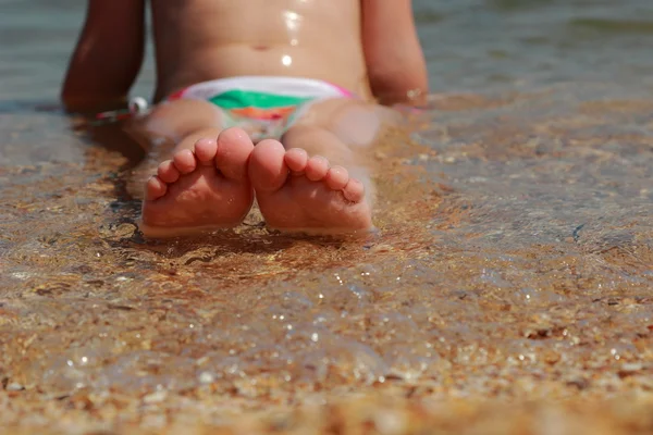 Kid's feet in the Black Sea — Stock Photo, Image