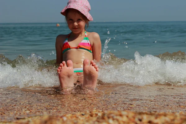 Pés de criança no Mar Negro — Fotografia de Stock