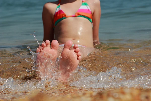 Les pieds des enfants dans la mer Noire — Photo