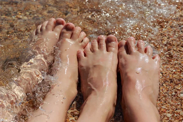 Pés sobre a praia do mar — Fotografia de Stock