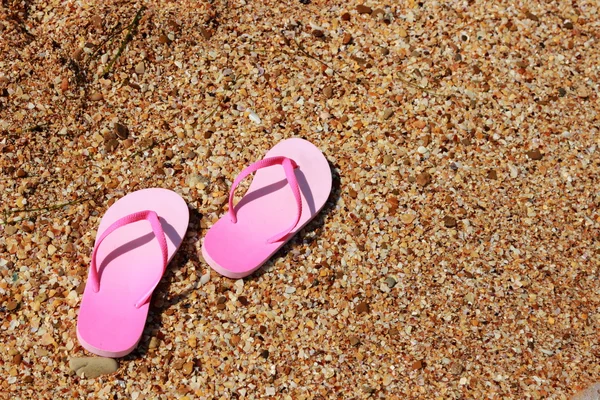 子供用ピンク フリップフ ロップ 砂の上 — ストック写真