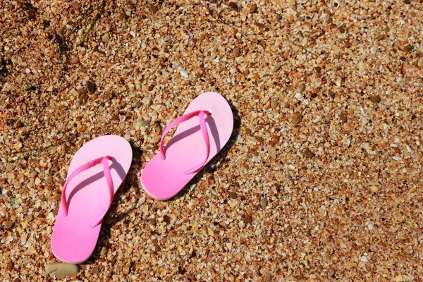 Детские Розовые Шлепанцы Песке — стоковое фото