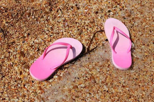 Rosafärgade flip-flops — Stockfoto