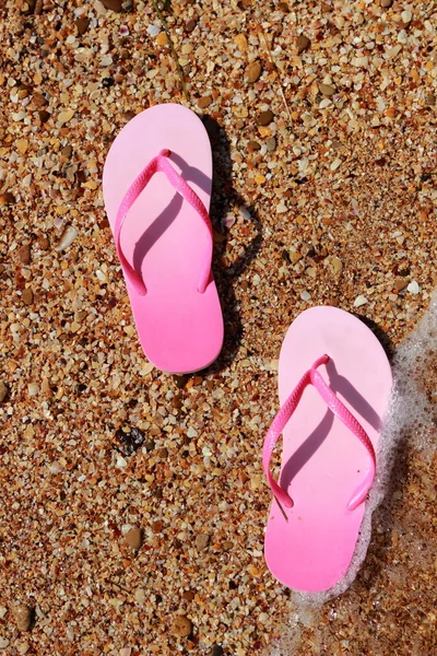 Rosafärgade flip-flops — Stockfoto