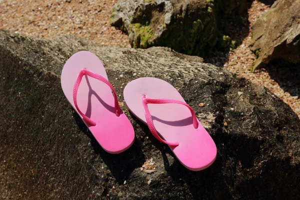 Rosafärgade flip-flops — Stockfoto