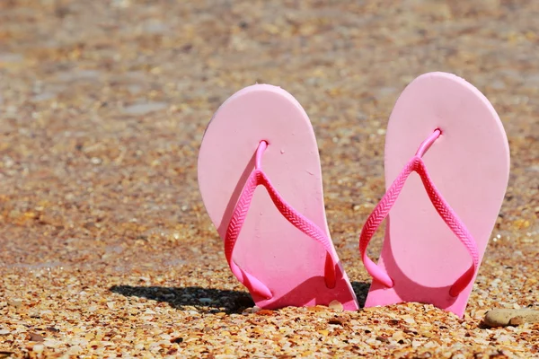 Infradito Colorate Sulla Sabbia Spiaggia Estate Giornata Sole — Foto Stock