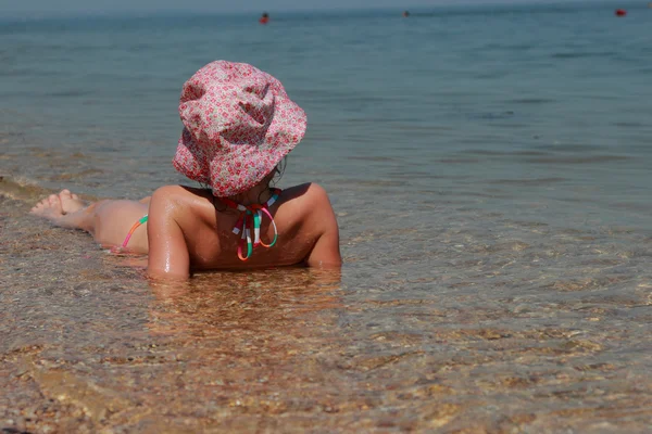 Kid över havet — Stockfoto