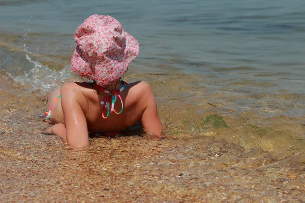 Carina Bambina Costume Bagno Cappello Panama Trova Acqua Sulla Riva — Foto Stock