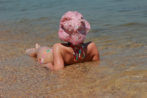 Kid over the sea — Stock Photo, Image