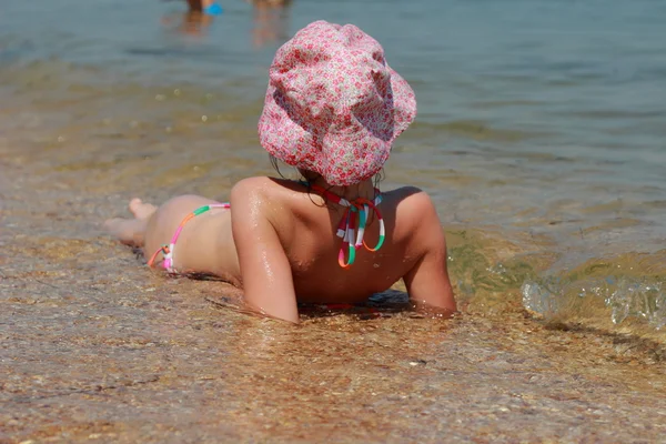 Cute Little Girl Swimsuit Panama Hat Lies Water Shore Black — Stock Photo, Image