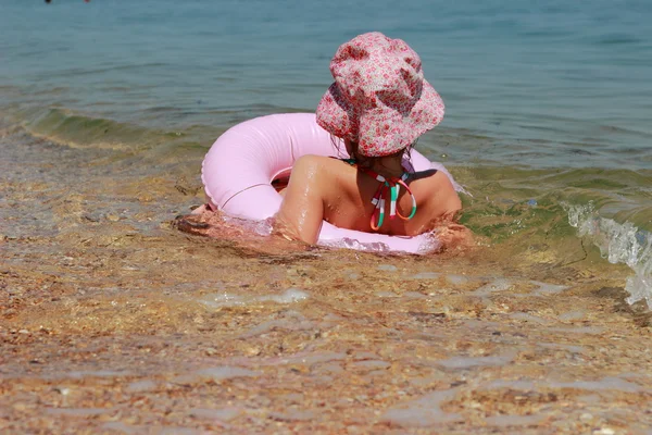 Маленька дівчинка в Панамі плаває — стокове фото