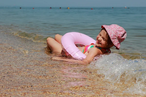 Kleines Mädchen schwimmt in panama — Stockfoto