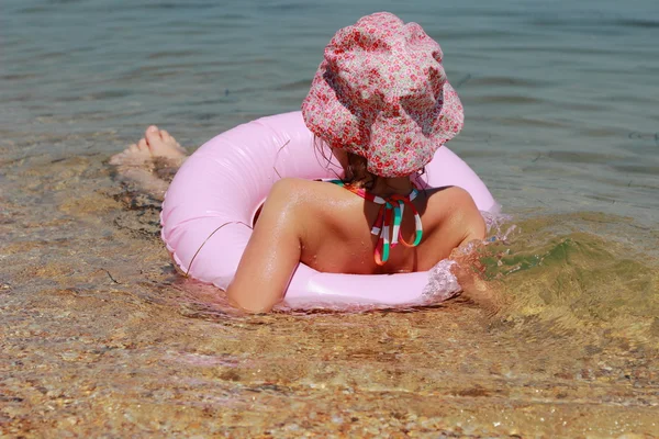 Kleines Mädchen schwimmt in panama — Stockfoto