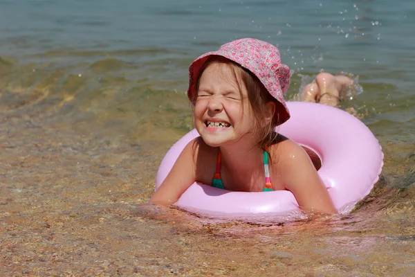 Bambina in panama nuotando — Foto Stock