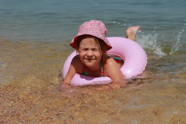 Menina no panamá nadando — Fotografia de Stock