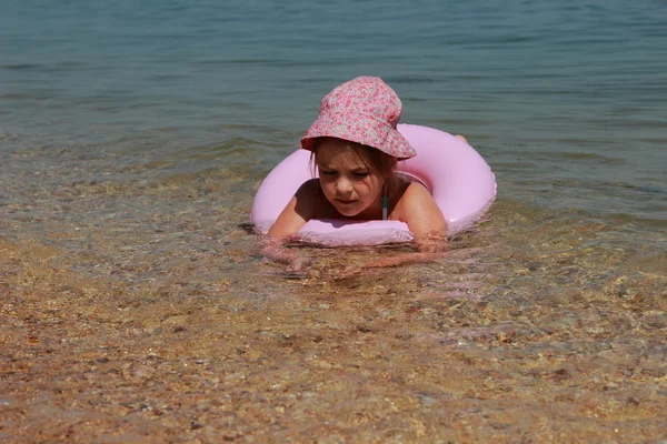 Petite fille en panama nageant — Photo
