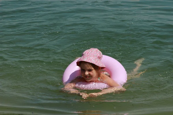 Dziewczynka w Panamie, pływanie — Zdjęcie stockowe