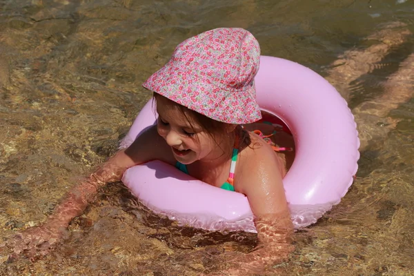 Niña en panama nadando — Foto de Stock