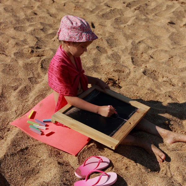 Little girl at seacost — Stock Photo, Image