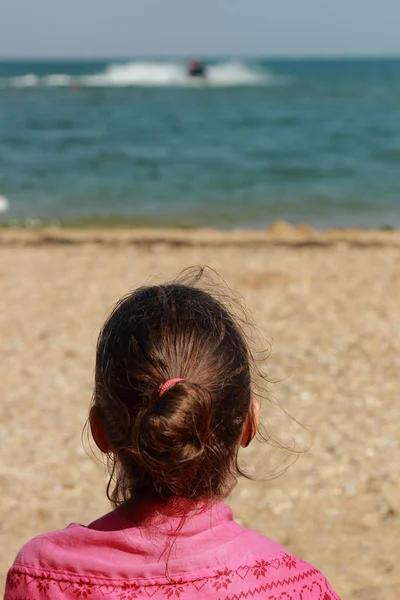 Little girl at seacost — Stock Photo, Image