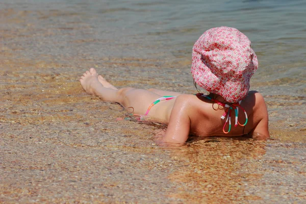 Cute Little Girl Swimsuit Panama Hat Lies Water Shore Black — Stock Photo, Image