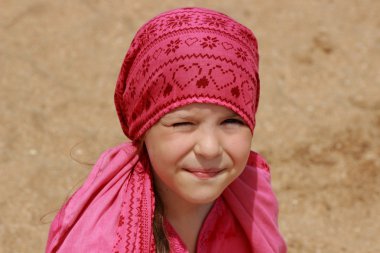 sevimli küçük kız denize