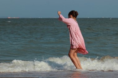 Deniz kenarında güzel bir kız