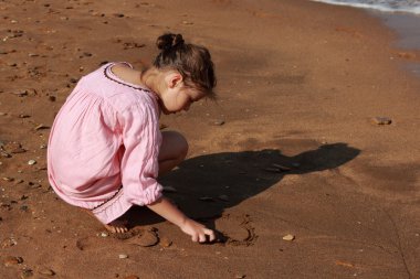 Çocuk plaing Doğu Kırım'da denize yakın