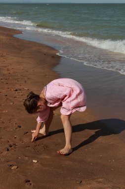 Çocuk plaing Doğu Kırım'da denize yakın