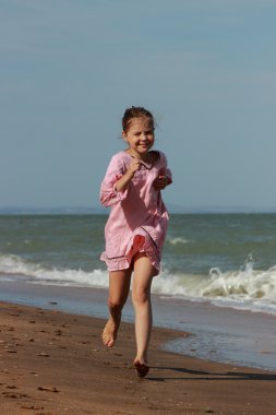 Çocuk plaing Doğu Kırım'da denize yakın