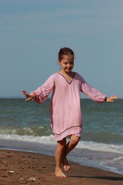 Çocuk plaing Doğu Kırım'da denize yakın