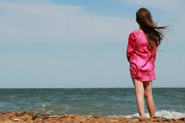 Küçük güzel kız, deniz kıyısında, Doğu Kırım 'da güneşli bir hayatın tadını çıkarıyor.