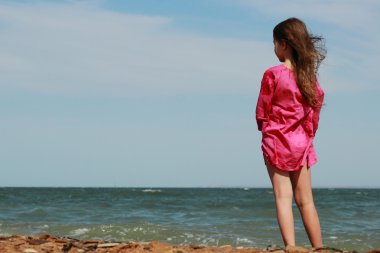 Küçük güzel kız, deniz kıyısında, Doğu Kırım 'da güneşli bir hayatın tadını çıkarıyor.