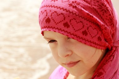 Küçük güzel kız deniz plajı üzerinde güneşin altında hayatının tadını çıkarın 