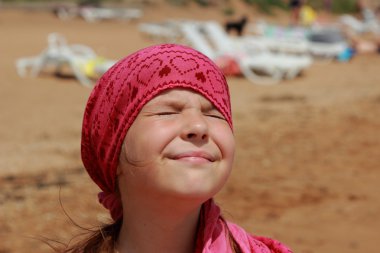 Küçük güzel kız, Karadeniz, Doğu Kırım sahillerinde güneşlenerek hayatın tadını çıkarıyor.