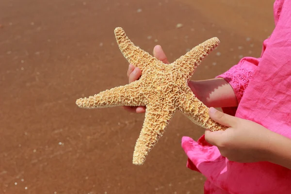 Pesce Stella Enorme Bambini Consegnano Sfondo Mare Crimea Orientale — Foto Stock