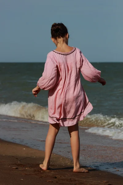 Niño sobre la costa — Foto de Stock