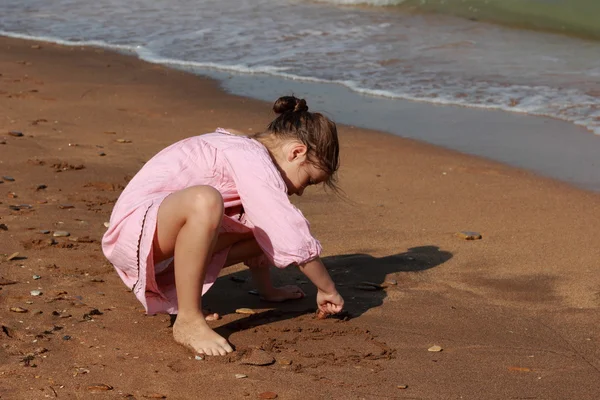 해안을 통해 아이 — 스톡 사진
