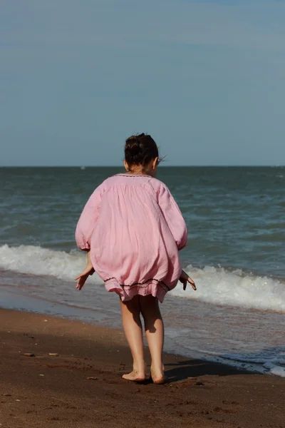 Enfant au-dessus du littoral — Photo