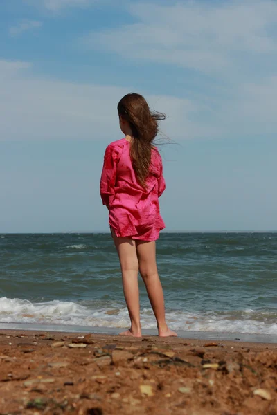 Enfant au-dessus du littoral — Photo