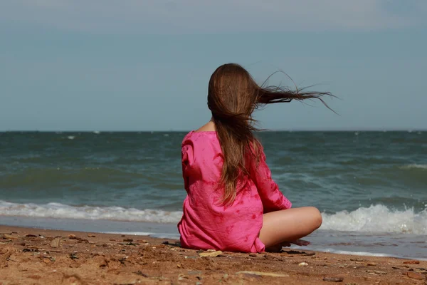 Niño sobre la costa — Foto de Stock