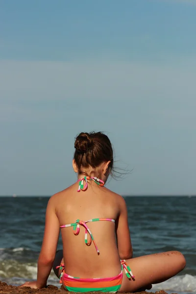 Las Vacaciones Verano Muchacha Encantadora Que Descansa Playa Cerca Del — Foto de Stock