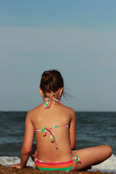 Férias Verão Linda Menina Descansando Praia Perto Água Mar Negro — Fotografia de Stock