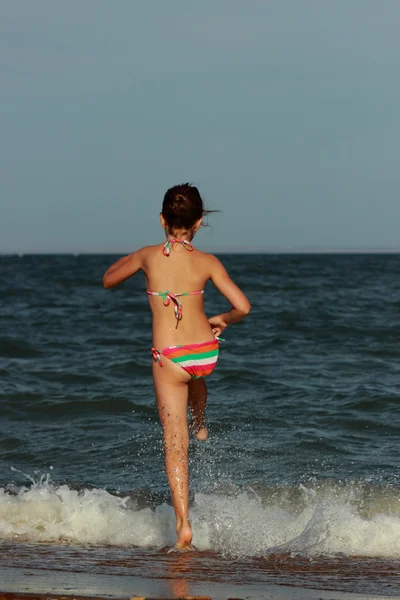 Glückliches Kleines Mädchen Badeanzug Spielt Auf Sand Der Nähe Des — Stockfoto